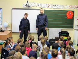 Policjanci przypominają dzieciom, jak bezpiecznie wypoczywać