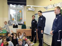 Policjanci przypominają dzieciom, jak bezpiecznie wypoczywać