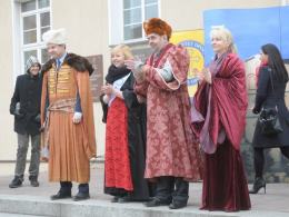 Blisko 1000 maturzystów zatańczyło poloneza na opolskim rynku