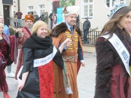 Blisko 1000 maturzystów zatańczyło poloneza na opolskim rynku