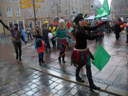 Fundacja Dom barwnym korowodem zachęcała do oddawania 1% podatku