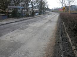 Kierowcy skarżą się na dziurawą drogę przy kładce