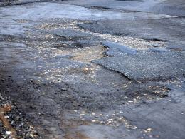 Kierowcy skarżą się na dziurawą drogę przy kładce
