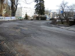 Kierowcy skarżą się na dziurawą drogę przy kładce