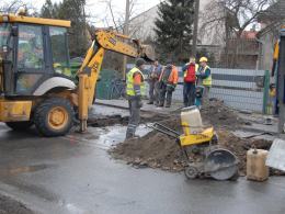 Wyciek gazu na ul. Jagiellonów. Robotnicy uszkodzili gazociąg.