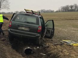 Chrysler zjechał z drogi i uderzył w przepust