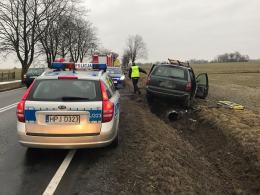 Chrysler zjechał z drogi i uderzył w przepust