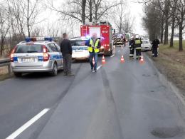 Auto w rowie, dwie osoby ranne - to efekt nieprawidłowego wyprzedzania