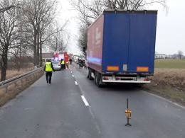Auto w rowie, dwie osoby ranne - to efekt nieprawidłowego wyprzedzania