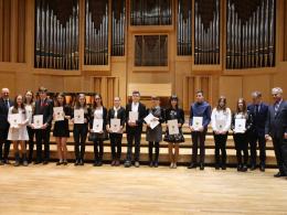 300 wybitnych uczniów otrzymało stypendia