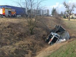 Ciężarówka spadła z nasypu i dachowała