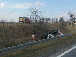 Ciężarówka spadła z nasypu i dachowała