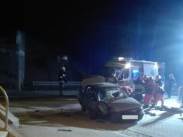 Opel uderzył w wiadukt. Interweniował śmigłowiec LPR.