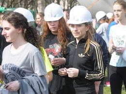 Licealistki pobiegły w kaskach w ramach akcji "Dziewczyny na Politechniki"