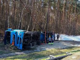 Przewrócona cysterna jest wyciągana z rowu na A4
