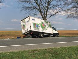 Wyprzedzał ciąg pojazdów, zderzył się z ciężarówką