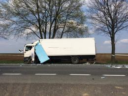 Wyprzedzał ciąg pojazdów, zderzył się z ciężarówką