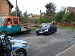 Stalowa szyna przebiła auto. Kierowca cudem przeżył.