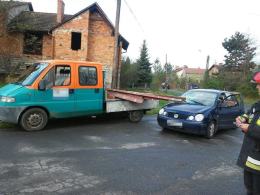 Stalowa szyna przebiła auto. Kierowca cudem przeżył.