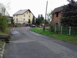 Stalowa szyna przebiła auto. Kierowca cudem przeżył.