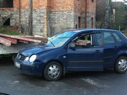 Stalowa szyna przebiła auto. Kierowca cudem przeżył.