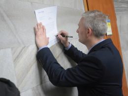 Opozycja protestuje przeciwko Sali im. Lecha Kaczyńskiego