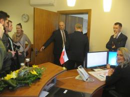 Opozycja protestuje przeciwko Sali im. Lecha Kaczyńskiego