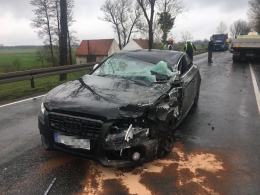Wypadek podczas wyprzedzania, kierowca audi ranny