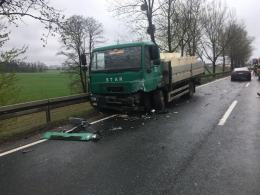 Wypadek podczas wyprzedzania, kierowca audi ranny