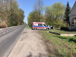Auto uderzyło w drzewo, interweniował śmigłowiec LPR