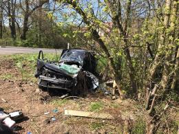 Auto uderzyło w drzewo, interweniował śmigłowiec LPR