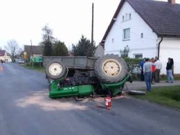 Zderzenie mitsubishi z ciągnikiem w Wierzbiu