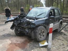 Samochód terenowy wjechał wprost pod pociąg w Opolu