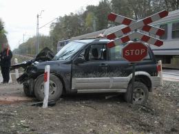 Samochód terenowy wjechał wprost pod pociąg w Opolu