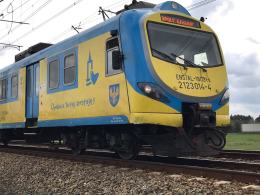 Samochód terenowy wjechał wprost pod pociąg w Opolu