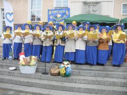 Śniadanie Wielkanocne pełne potraw i ozdób. Świętowanie na opolskim rynku.