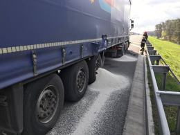 Zasnął za kierownicą, doprowadził do zderzenia na A4