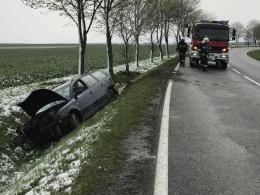 Trudne warunki i prędkość przyczyną dachowania w Kuniowie