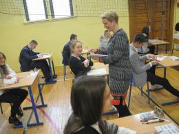 Gimnazjaliści pisali testy z matematyki i przyrody. Zobacz, co musieli wiedzieć.