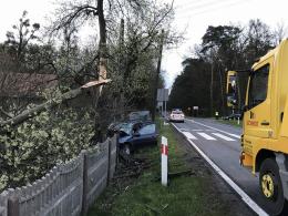 Opel wbił się w drzewo pod Kluczborkiem. Dwie osoby w szpitalu.
