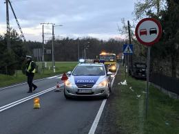 Opel wbił się w drzewo pod Kluczborkiem. Dwie osoby w szpitalu.