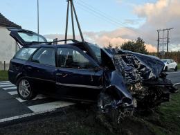 Opel wbił się w drzewo pod Kluczborkiem. Dwie osoby w szpitalu.