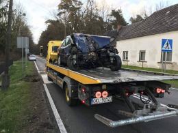 Opel wbił się w drzewo pod Kluczborkiem. Dwie osoby w szpitalu.