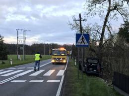 Opel wbił się w drzewo pod Kluczborkiem. Dwie osoby w szpitalu.
