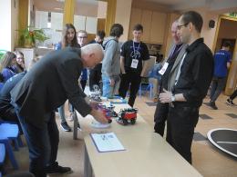Młodzi zawodnicy i ich maszyny walczą w Opolskiej Lidze Robotów