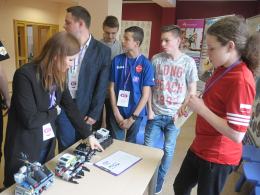 Młodzi zawodnicy i ich maszyny walczą w Opolskiej Lidze Robotów