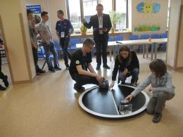 Młodzi zawodnicy i ich maszyny walczą w Opolskiej Lidze Robotów