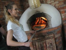 Kandydatki do korony miss robiły... pizzę