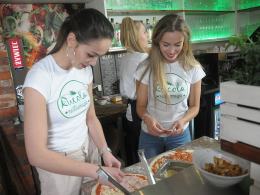 Kandydatki do korony miss robiły... pizzę