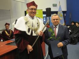 Nowy profesor honorowy i doktorzy na PO